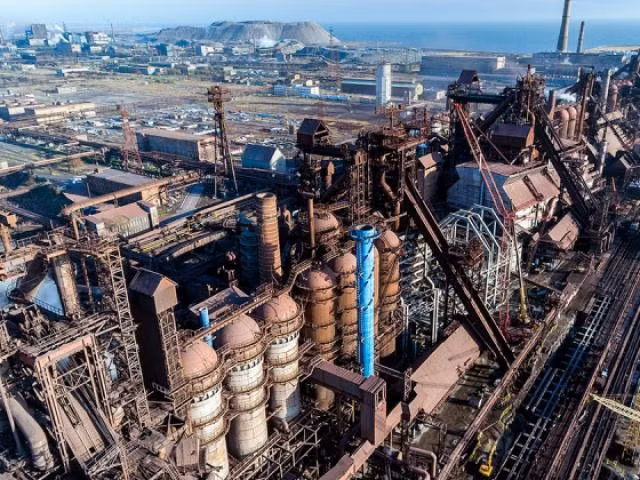 Cuộc chiến giành thành phố chiến lược Mariupol tại đông nam Ukraine giữa Quân đội Nga, lực lượng dân quân DPR thân Nga và Lực lượng vũ trang Ukraine phòng thủ tại thành phố này, vẫn diễn ra quyết liệt; điểm chốt là Nhà máy thép Azovstal và một số chung cư cao tầng.