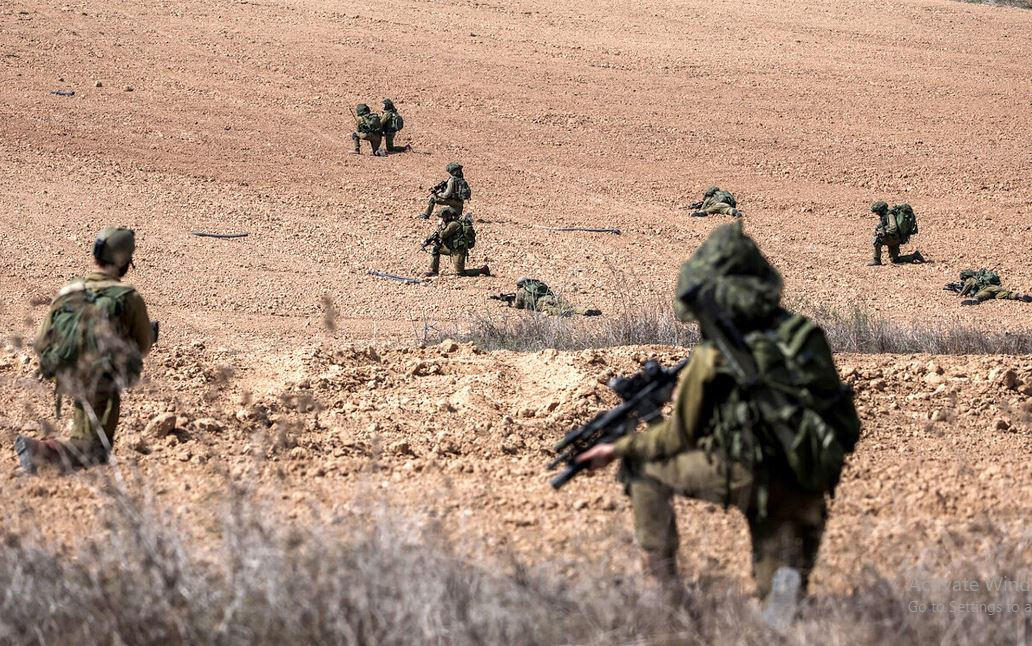 Bộ Ngoại giao Israel trước đó cho biết, Hamas và các nhóm vũ trang khác ở Gaza đã bắt giữ hơn 150 binh sĩ và dân thường Israel làm con tin, và một số con tin đã bị Hamas đưa diễu hành trên đường phố. Người phát ngôn của Hamas, Ubaida đưa ra lời đe dọa vào ngày 9/10 rằng, cứ mỗi ngôi nhà bị IDF phá hủy, Hamas sẽ công khai hành quyết một con tin Israel.