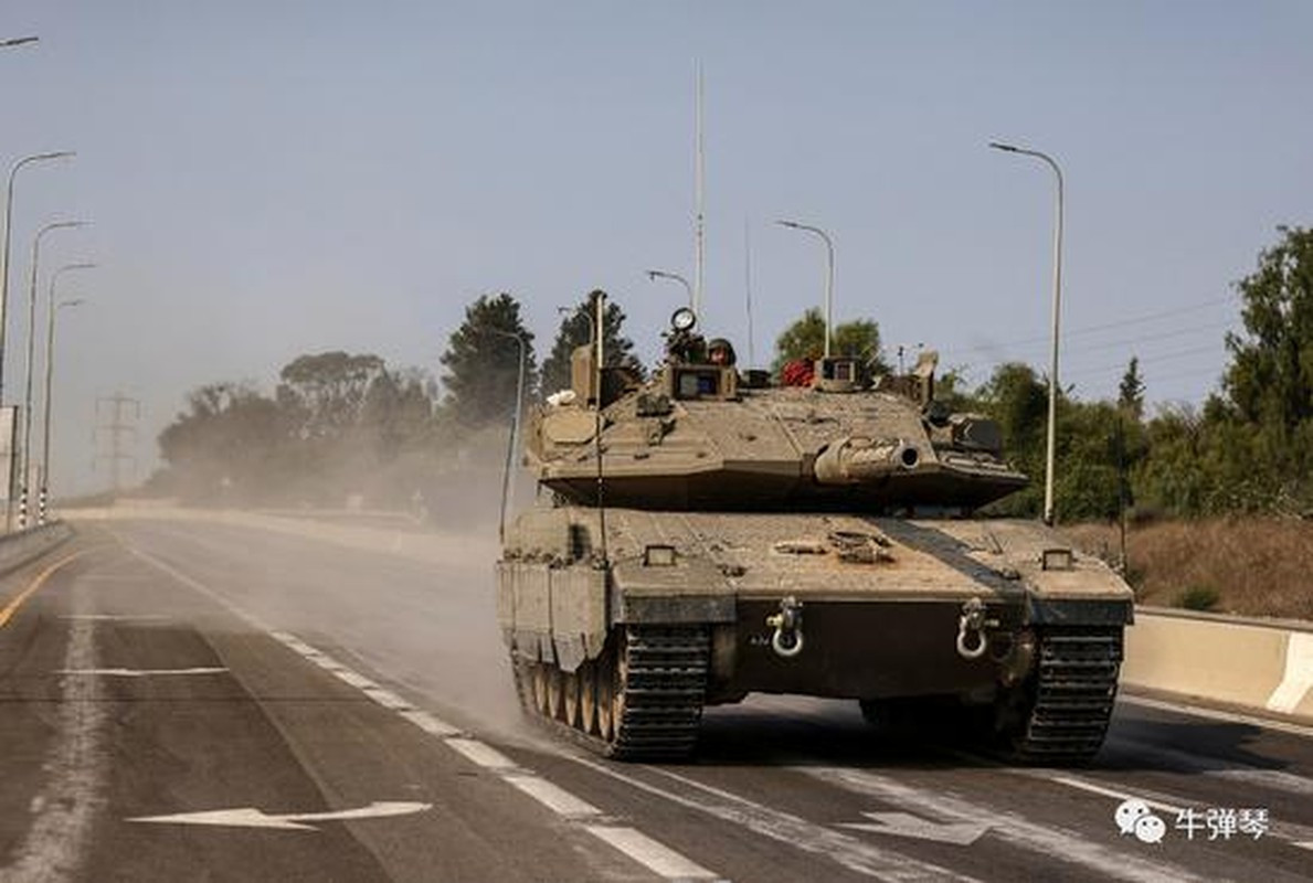 Về việc liệu Israel có tiến hành một cuộc tấn công trên bộ hay không, người phát ngôn IDF nói với Observer.com rằng, nếu Israel đánh giá chiến dịch này sẽ không gây ra thảm họa nhân đạo hoặc tác động quốc tế lớn, thì không loại trừ khả năng Israel sẽ thực hiện "các hoạt động trên bộ" ở Dải Gaza.