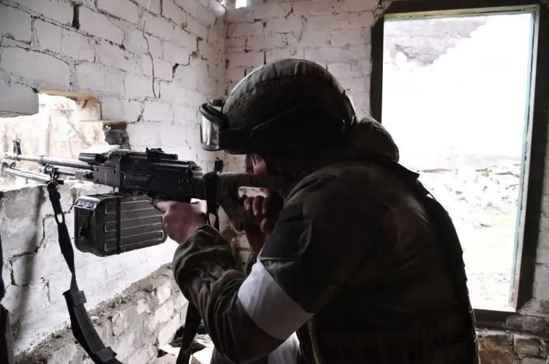 Các chuyên gia ISW trích dẫn thông tin từ người đại diện cơ quan báo chí Lữ đoàn bộ binh cơ giới 24 của Ukraine, đang đảm nhiệm phòng ngự trên hướng chủ yếu ở Chasov Yar, Đại úy Ivan Petrichak, cho biết, quân Nga có thể đã “lợi dụng điều kiện thời tiết”, vượt qua kênh Seversky Donets-Donbass, vào khu vực phòng ngự của quân Ukraine ở bờ tây kênh đào.