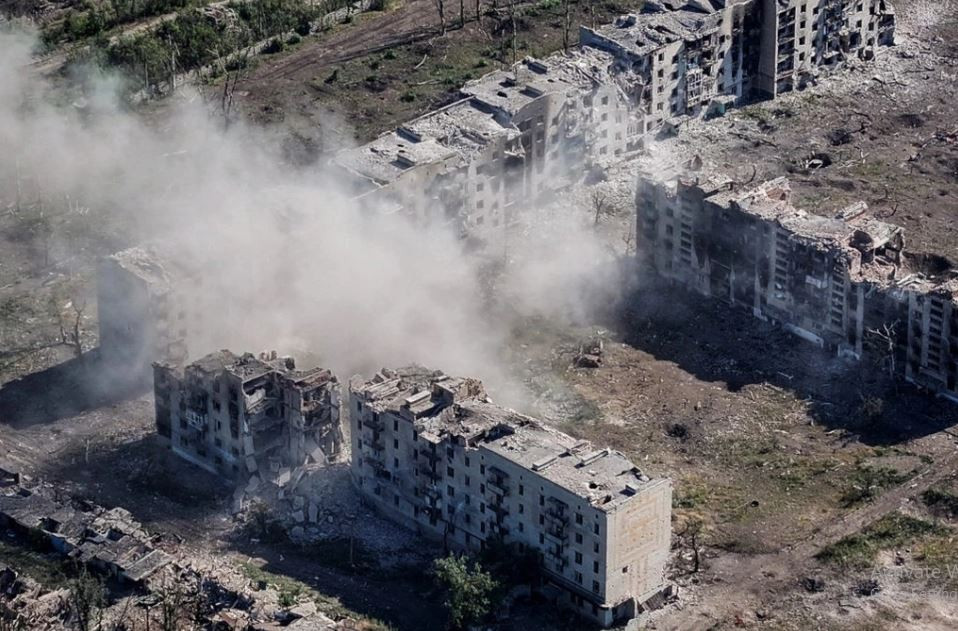 Truyền thông Ukraine cho biết, từ đầu tuần này, tình hình trong thành phố rất khó khăn. Hàng ngày, quân Nga thực hiện các cuộc tấn công vào các vị trí của quân Ukraine bằng UAV FPV, pháo binh và bom lượn. Các mũi xung kích của Nga được sự yểm trợ của xe bọc thép cũng đã đột phá vào một số vị trí và đạt được tiến bộ đáng kể ở Chasov Yar.