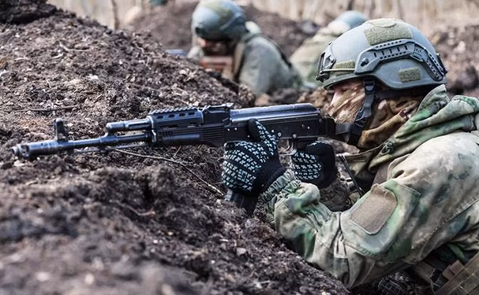 Tuy nhiên Quân đội Nga cũng không dễ dàng có thể đánh bật quân Ukraine ở trung tâm Chasov Yar, khi quân Ukraine tiếp tục củng cố sức mạnh phòng thủ ở trung tâm thành phố và ở các vành đai rừng lân cận, nơi có mạng lưới chiến hào và hầm trú ẩn rộng khắp, được xây dựng bằng bê tông cốt thép.