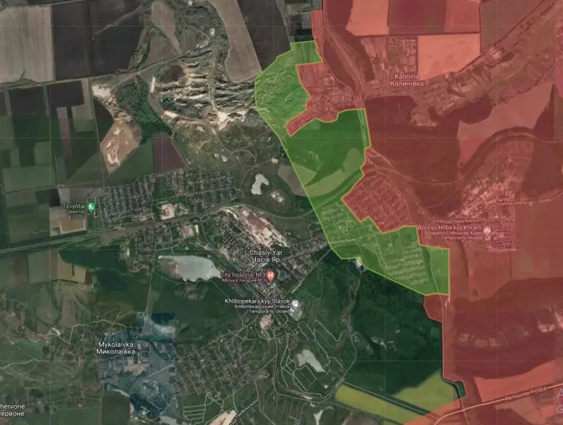 Các mũi xung kích của Nga đã đột phá vào phía sau tuyến phòng thủ của quân Ukraine ở Chasov Yar và bắt đầu các trận đánh cận chiến. Các nguồn tin Ukraine cho biết, quân Uk raine đồn trú trong thành phố gần như sụp đổ. “Quân Nga tiến vào phía sau các vị trí của chúng tôi trong tuyến phòng thủ; bây giờ chúng tôi đang phải trú ẩn trong những ngôi nhà kiên cố và tầng hầm, thành phố chưa bị bao vây, nhưng tình hình rất nguy cấp”.