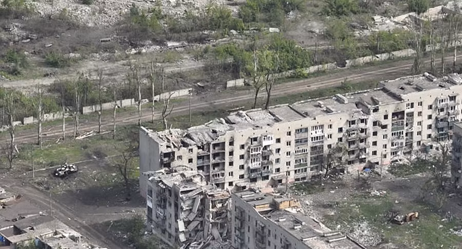 Một nguồn tin đáng tin cậy của Ukraine cho biết: “Chúng tôi có thể nói rằng, Quân đội Nga đã kiểm soát 50% Chasov Yar. Tuy nhiên, trong một số tầng hầm và ngôi nhà ở Oktyabrsky và Novy vẫn còn những ổ kháng cự, điều này bị hiểu sai là sự kiểm soát của quân Ukraine, đối với một phần đáng kể của các khu phố nhỏ này”.