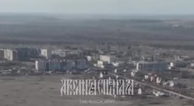 Nhưng do địa hình của Chasov Yar nằm trên một ngọn đồi cao, có giá trị chiến thuật lớn, nên Quân đội Ukraine không thể để mất thành phố chiến lược này. Nếu Chasov Yar rơi vào tay Nga, sẽ khiến Konstantinovka và Toretsk không được bảo vệ, tức là sẽ diệt vong, và nguy cơ Nga tấn công Kramatorsk cũng sẽ tăng mạnh. (Nguồn ảnh: Topwar, Liveuamap, Rvvoenkory, Ukrinform).