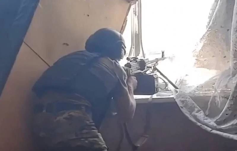 Theo đoạn video được Bộ Quốc phòng Nga công bố vào chiều 3/9, người điều khiển UAV trinh sát của quân Nga tại Bakhmut đã kịp thời xác định một số nhóm bộ binh của Ukraine đang tiến về phía các vị trí của quân Nga. Sau khi để cho quân Ukraine rời khu rừng cây, đến khu vực trống trải, lính dù Nga mới nổ súng bằng hỏa lực súng máy hạng nặng.