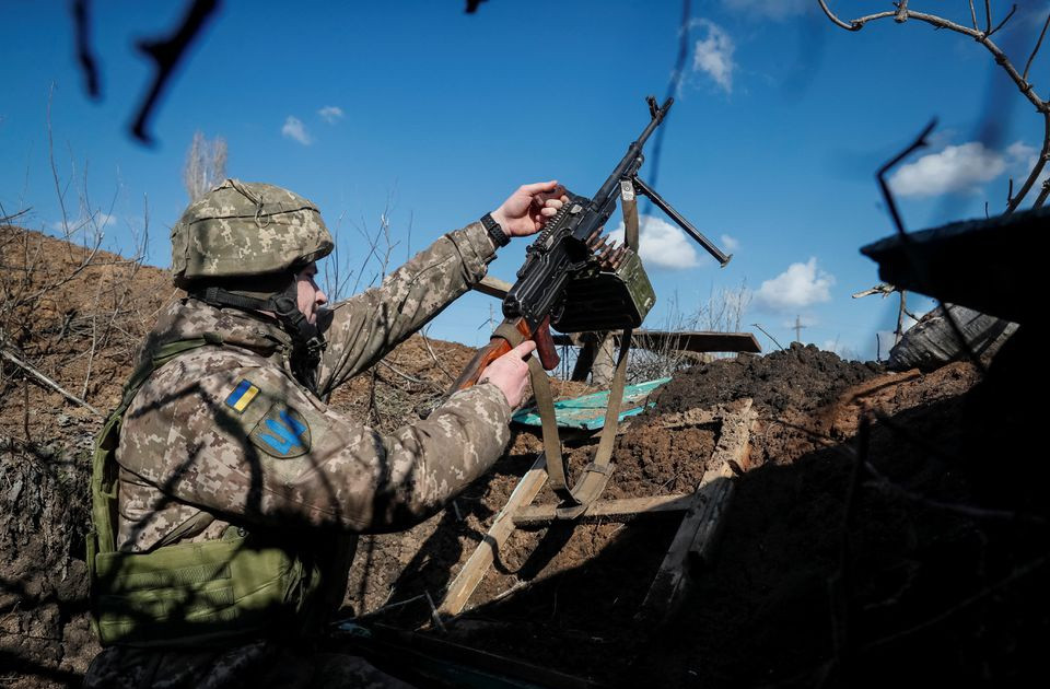 Vào ngày 28/4, ông Arestovich, cố vấn Văn phòng Tổng thống Ukraine cho biết, cuộc tấn công của Quân đội Nga hiện nay chủ yếu tập trung ở Izum, Mariupol, Kherson, Nikolayev và Krivoy Rog. Trong ngày 27/4, Quân đội Ukraine đã đẩy lùi sáu cuộc tấn công của Quân đội Nga ở khu vực Donbas.