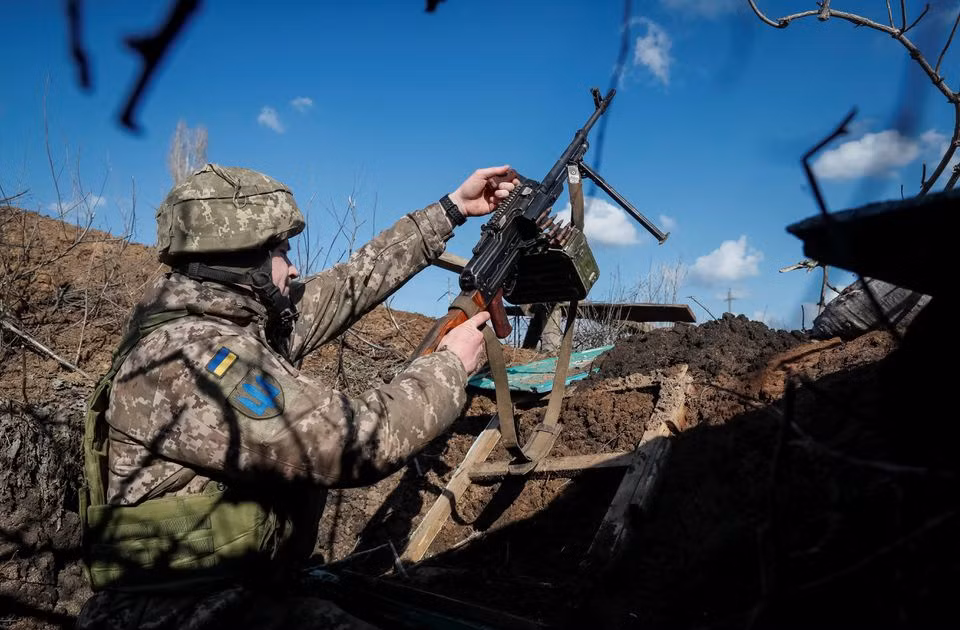 Vào ngày 28/4, ông Arestovich, cố vấn Văn phòng Tổng thống Ukraine cho biết, cuộc tấn công của Quân đội Nga hiện nay chủ yếu tập trung ở Izum, Mariupol, Kherson, Nikolayev và Krivoy Rog. Trong ngày 27/4, Quân đội Ukraine đã đẩy lùi sáu cuộc tấn công của Quân đội Nga ở khu vực Donbas.