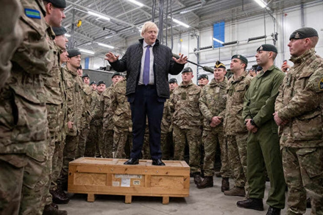 Trong khi Ukraine đang “ngóng chờ” sự ủng hộ của phương Tây, thì người đứng đầu Bộ Quốc phòng Anh Ben Wallace nói rằng, Quân đội Ukraine không thể trông chờ vào việc cung cấp hỗ trợ trực tiếp từ quân đội Anh.