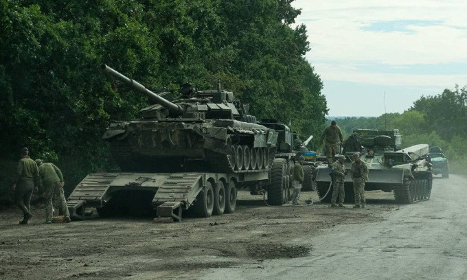 Ngoài ra, do thiếu phụ tùng thay thế, những chiếc xe tăng, xe bọc thép chiến lợi phẩm của Ukraine, chỉ có thể nằm im trong nhà kho và trở thành một trong những mục tiêu ném bom của Nga. Cùng với đó là các cuộc tấn công liên tục của Quân đội Nga, khiến việc bảo dưỡng và phục hồi số xe máy này cũng rất khó khăn.