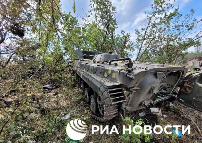 Nhưng thực tế là ngay khi đoàn quân xa này xuất hiện, nó đã bị bao phủ bởi pháo kích của Quân đội Nga. Một số xe bọc thép đã bị trúng trực tiếp bởi tên lửa chống tăng của Nga và nổ tung thành từng mảnh. Từ quan điểm này, cách cố gắng giảm tỷ lệ trúng đạn bằng tốc độ di chuyển cao, dường như không hiệu quả, do pháo binh Nga có tầm bao phủ quá rộng.