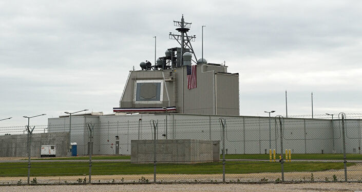 Vài năm trước, chính phủ Abe đã quyết định mua hai hệ thống phòng thủ tên lửa Aegis Ashore. Đây là hệ thống tương tự hiện đang được triển khai ở châu Âu. Tuy nhiên, Bộ Quốc phòng Nhật Bản thông báo, họ đang tạm dừng việc mua sắm.