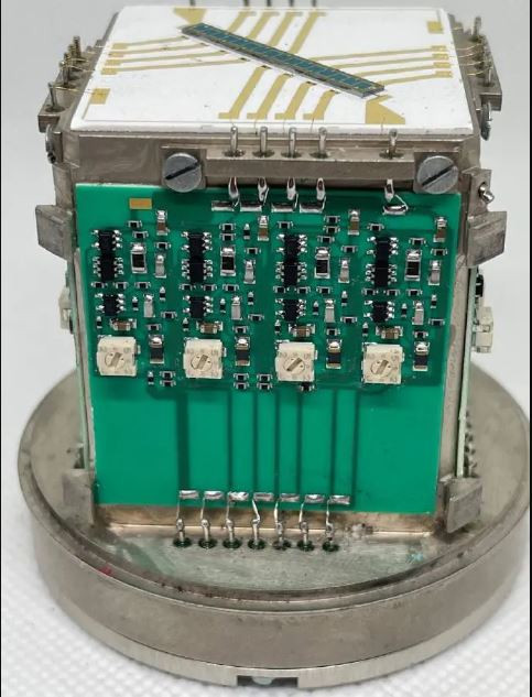 Lý do là tên lửa Kh-101 được dẫn đường trong pha cuối bởi hệ thống đối chiếu hình ảnh đầu cuối. Hệ thống này tên là OTBLESK-U, có ba thấu kính. Nó khớp hình ảnh mục tiêu với hình ảnh được lưu trữ trong bộ nhớ tên lửa, trước khi tung ra đòn tấn công cuối cùng. 