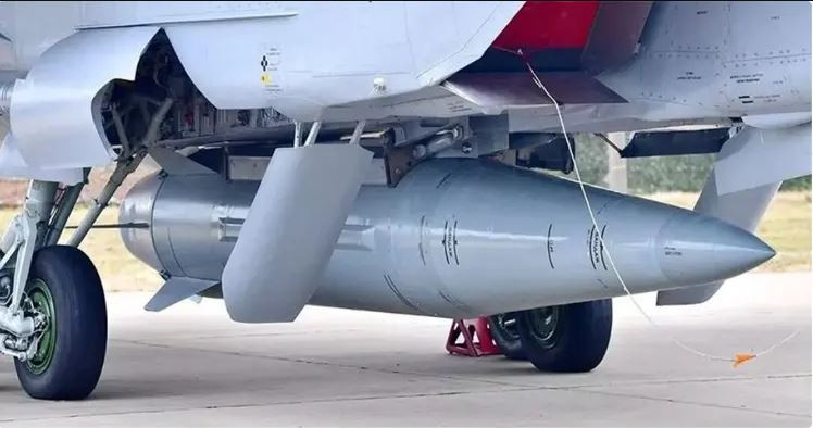 Trong một bài viết gần đây trên tờ Forbes của Mỹ, chuyên gia quân sự David Axe đã đề cập rằng, tên lửa siêu thanh Zircon có khả năng giống với tên lửa đạn đạo phóng từ trên không Kinzhal (Dagger), mặc dù tốc độ tối đa của nó rất nhanh, nhưng sau khi bước vào giai đoạn tấn công cuối cùng, do phải tìm kiếm mục tiêu, nên tốc độ của nó sẽ giảm xuống.