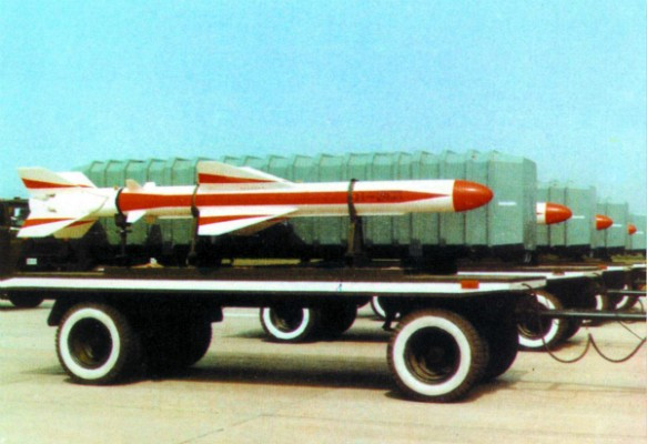 Lúc đầu Iran chưa sản xuất được động cơ tuốc bin phản lực cho tên lửa, vì vậy loại tên lửa chống hạm Nuer đời đầu, được sao chép theo tên lửa C801, sử dụng động cơ tên lửa rắn, với tầm bắn chỉ 40km, tương đương tên lửa C801.