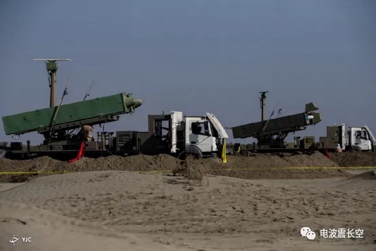 Bức ảnh đã mang đến cho thế giới bên ngoài một cái nhìn mới về sự phát triển khả năng chống tàu của Iran. Và tên lửa chống hạm Gadir này, thực ra có nguồn gốc từ tên lửa chống hạm C802 của Trung Quốc; nhưng đã được Iran cải tiến.