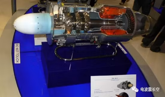 Mẫu tên lửa C802 của Trung Quốc đầu tiên sử dụng động cơ tuốc bin phản lực TRI 60-2 của Công ty Microturbine của Pháp. Sau đó họ mới sử dụng động cơ tuốc bin phản lực CTJ-2 sản xuất trong nước. Iran cũng học Trung Quốc, chọn động cơ TRI 60-2 thông qua các hợp đồng mua sắm bí mật từ Pháp.