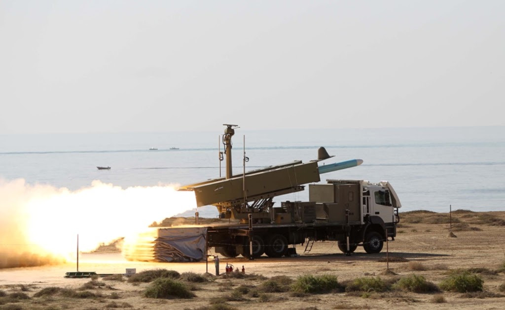 Năm 2011, Iran phóng tên lửa chống hạm tầm bắn 200 km mang tên Ghader, thiết kế khí động học của tên lửa này giống Noor nên vẫn là sự phát triển thêm của nền tảng C802 ở Iran. Điểm khác biệt lớn nhất giữa Gadder và C802 và Nur là thân đạn của nó đã được kéo dài ra rất nhiều.