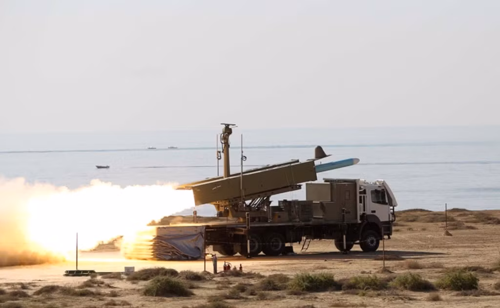 Năm 2011, Iran phóng tên lửa chống hạm tầm bắn 200 km mang tên Ghader, thiết kế khí động học của tên lửa này giống Noor nên vẫn là sự phát triển thêm của nền tảng C802 ở Iran. Điểm khác biệt lớn nhất giữa Gadder và C802 và Nur là thân đạn của nó đã được kéo dài ra rất nhiều.