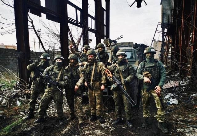 Nhưng cả Nga và Ukraine đều “không ai nao núng”; chỉ huy của lực lượng bán quân sự Wagner (phương Tây gọi là lính đánh thuê) của Nga cũng thẳng thắn thừa nhận, binh lính Ukraine đã thể hiện sự dũng cảm trong chiến đấu; dù hai bên có lập trường đối lập, nhưng vẫn rất đáng được khen ngợi. 