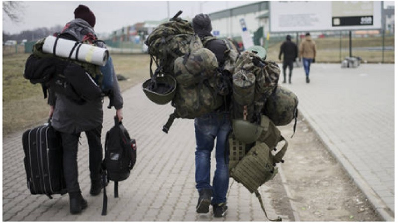 Trong khi đó, hành động của lính đánh thuê các nước phương Tây (Ukraine gọi là quân tình nguyện quốc tế) thì thật đáng xấu hổ. Sau khi xung đột Nga-Ukraine bùng nổ, Tổng thống Zelensky ngay lập tức huy động quân tình nguyện quốc tế đến chiến đấu ở Ukraine; các nước phương Tây ủng hộ Ukraine, cũng nhân cơ hội này đưa lính đánh thuê vào chiến trường Ukraine. 