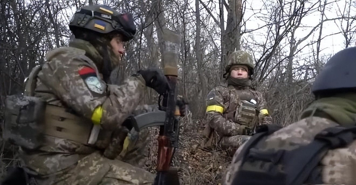 Lính đánh thuê nước ngoài của Ukraine tiết lộ trên mạng xã hội rằng, quân đội Ukraine thường cử lính đánh thuê đến mặt trận Bakhmut mà không thông báo rõ ràng; Họ sẽ bị lực lượng giám sát chiến trường Ukraine tấn công hoặc bắt giữ, nếu cố trốn thoát.