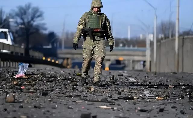 Trong trong hoàn cảnh như vậy, 20.000 binh sĩ Ukraine vẫn bị mắc kẹt ở Bakhmut. Do địa hình tại Bakhmut bốn phía cao và ở giữa thấp, nên quân đội Ukraine không có sức đánh trả khi pháo binh Nga kiểm soát nơi địa hình cao. 