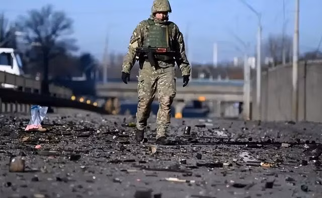 Trong trong hoàn cảnh như vậy, 20.000 binh sĩ Ukraine vẫn bị mắc kẹt ở Bakhmut. Do địa hình tại Bakhmut bốn phía cao và ở giữa thấp, nên quân đội Ukraine không có sức đánh trả khi pháo binh Nga kiểm soát nơi địa hình cao. 