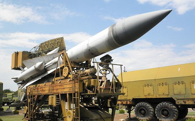 Tuy nhiên điều này không hề đơn giản, khi dẫn đến một vấn đề khác, được gọi là “nhận dạng lực lượng màu xanh lam”. Trong hầu hết các trường hợp, các thiết bị đầu cuối thông tin IFF cần được lắp đặt trên xe hoặc máy bay của “quân ta”, để liên tục gửi thông tin nhận dạng.