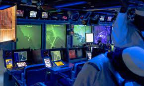 Trong phương thức xung đột truyền thống, vũ khí và trang bị hàng không nói chung có hệ thống nhận diện địch – ta (IFF). Nhưng bây giờ, các thiết bị chiến đấu không chỉ trên không mà cả mặt đất, đều phải lắp đặt hệ thống thông tin điện tử IFF; nếu không rất dễ bị vũ khí của “quân ta” bắn nhầm.