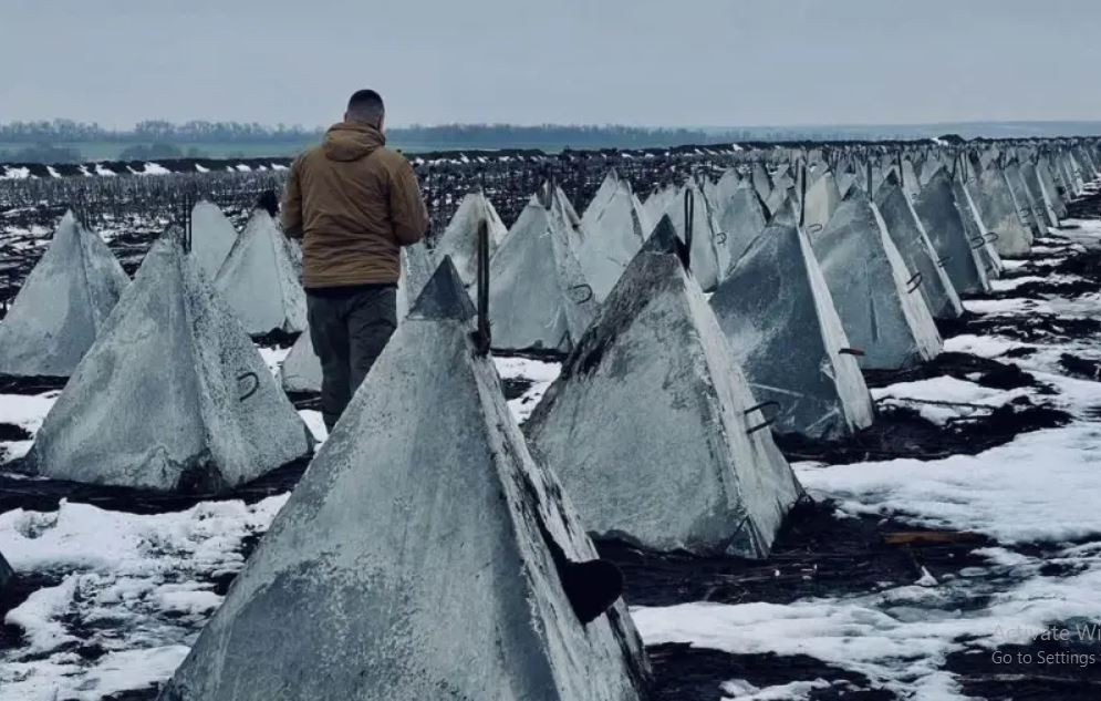 Chuyên gia Podolyaki chỉ ra sự khác biệt thực sự là khá lớn giữa hai loại “răng rồng” của Nga và Ukraine, không chỉ chiều cao, mà cả trọng lượng. Sau đó, anh ta thực hiện một phép tính gần đúng đó là “răng rồng” của Nga lớn hơn “răng rồng” của Ukraine với tỷ lệ 0,59 và 0,13. (Ảnh: Tuyến “răng rồng” của Nga). 