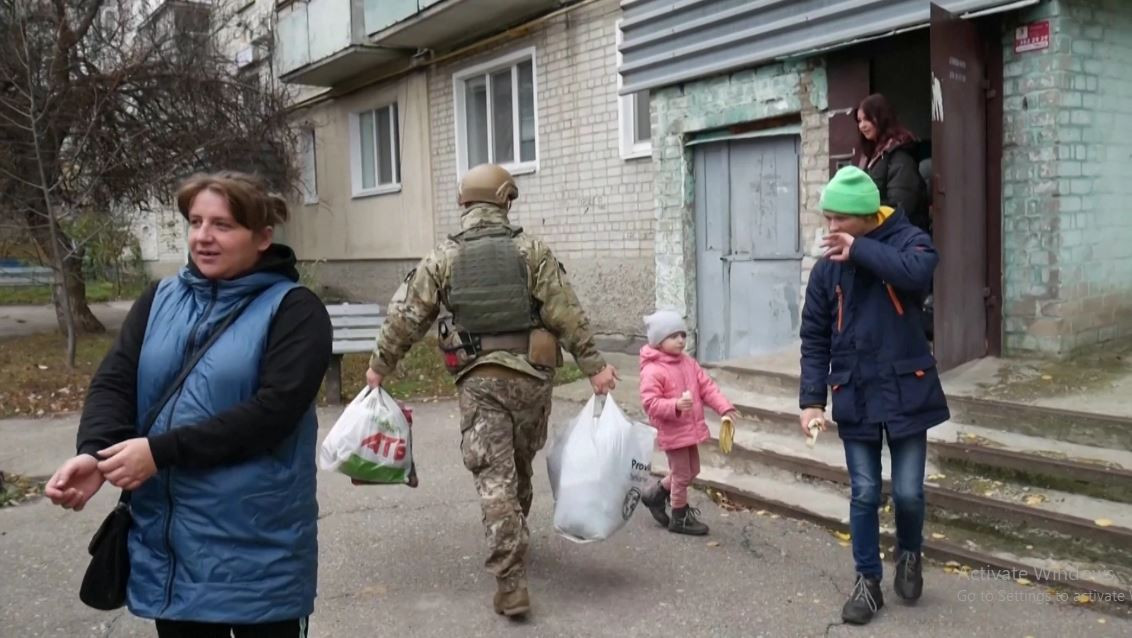 Ngoài ra, ông Marochko còn chỉ ra việc bố trí vũ khí hạng nặng và xe bọc thép của Quân đội Ukraine ngay cạnh các tòa nhà dân cư, nằm gần chiến tuyến. Điều này làm tăng rủi ro cho dân thường và các công trình dân sinh; nhất là khi Nga sử dụng bom hàng không. (Nguồn ảnh: Ukrinform, CNN, Topwar).