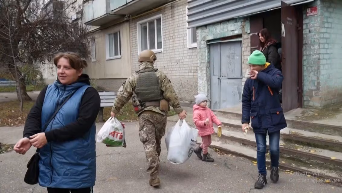 Ngoài ra, ông Marochko còn chỉ ra việc bố trí vũ khí hạng nặng và xe bọc thép của Quân đội Ukraine ngay cạnh các tòa nhà dân cư, nằm gần chiến tuyến. Điều này làm tăng rủi ro cho dân thường và các công trình dân sinh; nhất là khi Nga sử dụng bom hàng không. (Nguồn ảnh: Ukrinform, CNN, Topwar).