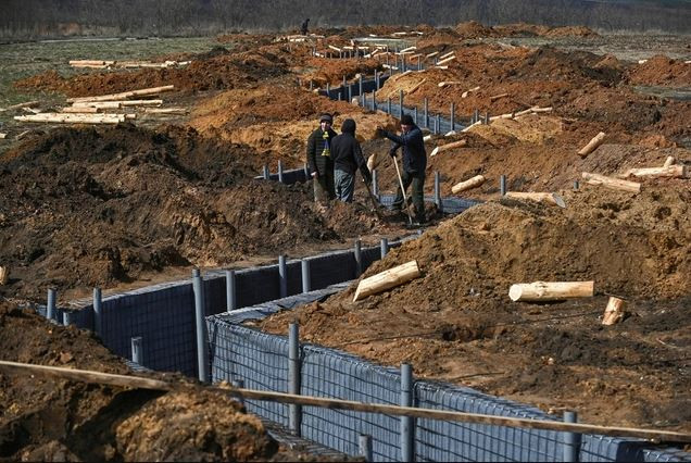 Trong bối cảnh của những sự kiện này, ông Marochko cũng lưu ý rằng, chính quyền Ukraine đang tiến hành sơ tán bắt buộc người dân khỏi một số khu vực nhất định, với lý do đảm bảo an ninh.