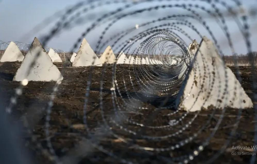 Theo ông Podolyaki, không chỉ có sự khác biệt bên ngoài giữa hàng rào "răng rồng" của Nga và Ukraine, mà còn ở số lượng số “răng rồng” được bố trí. Nếu công sự của Nga bao gồm ba hàng “răng rồng”, thì công sự của Ukraine có hai hàng. Hơn nữa, chiều cao của “răng rồng” Ukraine “nhỏ đến mức đáng ngờ”. 