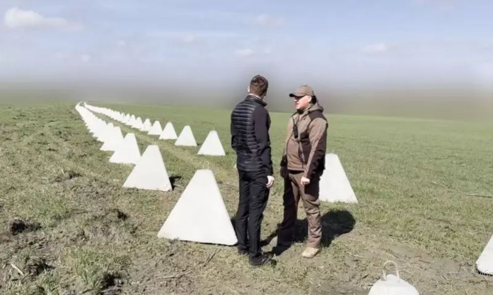 “Nếu chúng ta lấy chiều cao của con người là 180 cm, thì “răng rồng Ukraine” chỉ có chiều cao khoảng 80-90 cm. Trong khi đó “răng rồng” của Nga trên hướng Zaporozhye cao tới 140 cm. Như vậy “răng rồng” Nga có chiều cao hơn đáng kể”, Podolyaki viết.