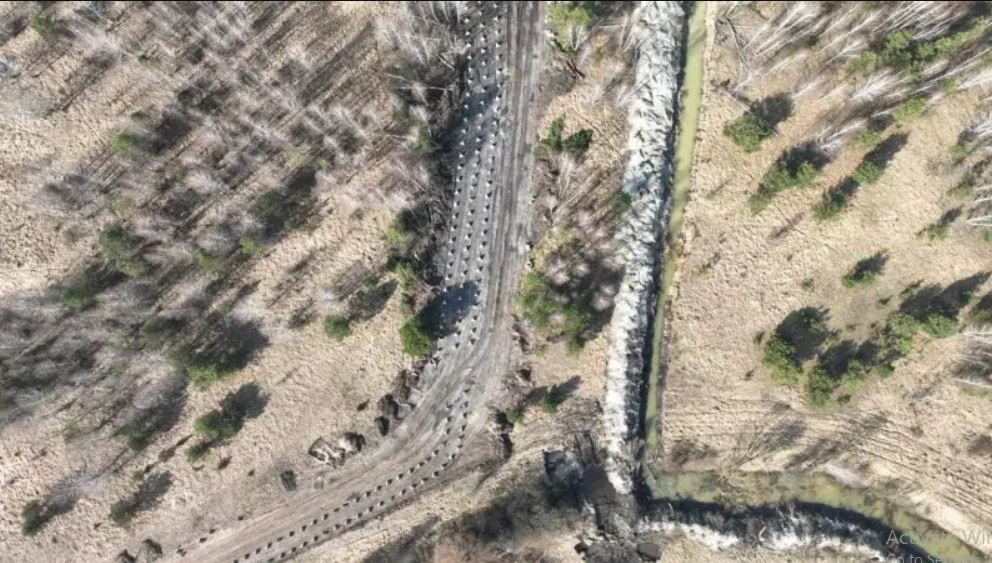 Podolyaka cho biết thêm, trọng lượng của một “răng rồng” Nga có thể tích 0,59 mét khối sẽ vào khoảng 1,3-1,5 tấn (1 mét khối bê tông tương đương 2,2-2,5 tấn). Nếu các nhà thầu Ukraine không “ăn bớt” bê tông, thì “răng rồng” của Ukraine sẽ nặng từ 0,28-0,32 tấn.