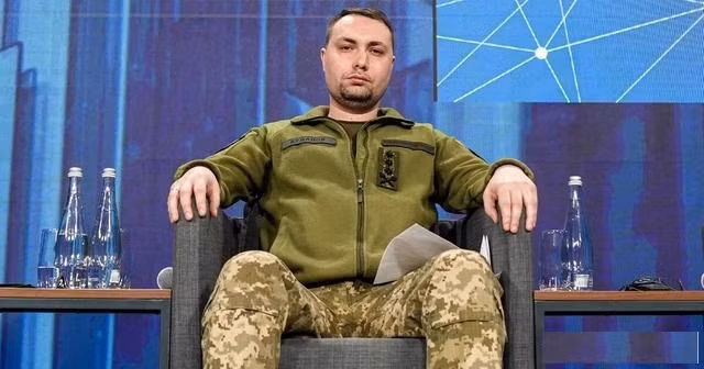 Tổng thống Zelensky từng tuyên bố rằng, ông đã nhận được nhiều lời đe dọa ám sát. Còn trợ thủ có năng lực nhất của ông, Giám đốc Cơ quan Tình báo Ukraine Budanov, người bị Nga đưa vào danh sách khủng bố, cũng đã nhiều lần biến mất một cách khó hiểu. Vợ ông vào tháng 11 năm ngoái bị đầu độc và suýt mất mạng.