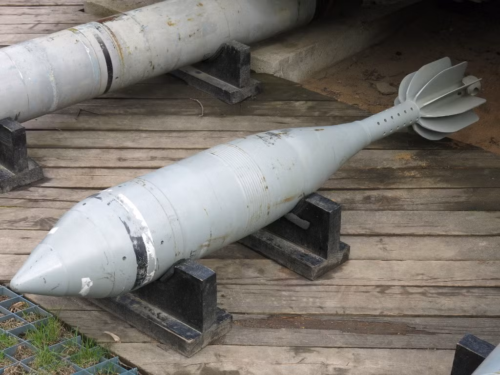 Đạn nổ tầm cao 3ВF2 (APM) dài 2.348 mm, thuốc nổ nặng 46,5 kg và toàn bộ quả đạn nặng 228 kg. Tầm bắn tối đa là 19,69 km và đạn cháy ЗВЗ-5 có chứa chất cháy, có thể phá hủy diện tích 7.500 mét vuông.