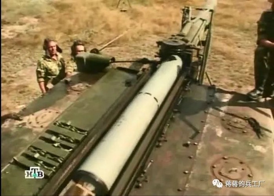 Cối 2S4 với cỡ nòng 240mm, được nạp vào từ đuôi nòng (khác với súng cối loại nhỏ, nạp đạn từ đầu nòng), bắn bằng điện hoặc bằng giật cò. Phương pháp nạp đạn tự động bằng cánh tay thủy lực, hoặc bằng cẩu đi cùng xe; sau mỗi phát bắn, nòng cối phải hạ ngang xuống để nạp đạn, nên tốc độ bắn thực thế chỉ 1 phát/phút.