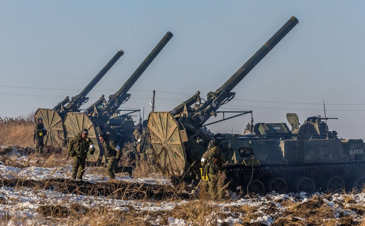 Súng cối 2S4 bắn được nhiều loại đạn, bao gồm đạn nổ phá, đạn cháy, đạn catxet, đạn dẫn đường bằng laser bán chủ động, đạn hạt nhân chiến thuật, v.v., cho nhiều nhiệm vụ khác nhau và nó có thể tiêu diệt các mục tiêu nấp sau các khối chắn như đỉnh núi, nhà cao tầng…