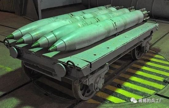 Đạn 1К113 với một số vòi phun nhỏ, được bố trí tại vị trí đuôi của viên đạn; lực đẩy được hình thành bằng cách đốt cháy động cơ và đẩy qua các lỗ thoát khí. Quỹ đạo đạn, được điều chỉnh bằng tác động vào lực mô-men xoắn.