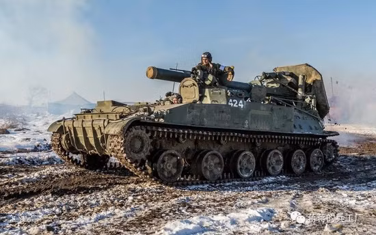 Súng cối 2S4 do Liên Xô phát triển từ năm 1970, sản xuất hàng loạt và xuất khẩu từ năm 1972 đến năm 1988, chủ yếu dùng cho các trận chiến cam go. 2S4 sử dụng khung gầm xe bọc thép GMZ, nhưng được thay thế bằng 6 cặp bánh chịu nặng, nhằm tăng trọng tải; trọng lượng hành quân của 2S4 là 27,5 tấn.