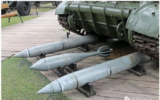 Ưu điểm của đạn 1К113 là không cần thiết bị lái và con quay hồi chuyển có kết cấu phức tạp và giá thành đắt đỏ; do vậy sẽ có giá thành rẻ và kết cấu đơn giản. Tuy nhiên thiết kế này không dùng được cho đạn quay tốc độ cao, mà chỉ thích hợp dùng cho đạn cối.