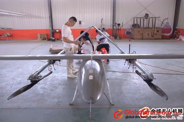 Ngoài ra UAV Rainbow-804D còn có một cánh quạt ở phía sau thân máy bay, được sử dụng để đẩy máy bay về phía trước. Tốc độ bay tối đa là 130 km/h, tốc độ bay 100 km/h, độ cao từ 200-3.000 mét và trần bay thực tế là 4.000 mét.