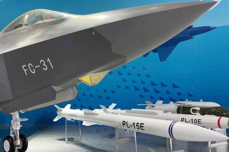 Tên lửa PL-15 được trang bị radar mảng pha quét điện tử chủ động (AESA), có khả năng đạt tốc độ Mach 4 (gấp 4 lần tốc độ âm thanh) và có tầm bắn vượt quá 200 km.