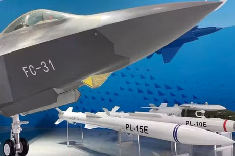 Tên lửa PL-15 được trang bị radar mảng pha quét điện tử chủ động (AESA), có khả năng đạt tốc độ Mach 4 (gấp 4 lần tốc độ âm thanh) và có tầm bắn vượt quá 200 km.