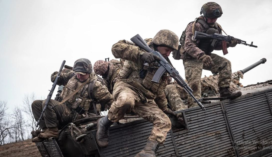 Quân đội Ukraine phải đối mặt với nhiều thách thức như lực lượng phân tán, tuyến phòng thủ dài và khó khăn về tiếp tế. Vậy làm thế nào để tìm ra bước đột phá, vực dậy tinh thần, đảo ngược tình thế trong “nghịch cảnh”, sẽ là vấn đề then chốt mà Quân đội Ukraine cần quan tâm trong thời gian tới.