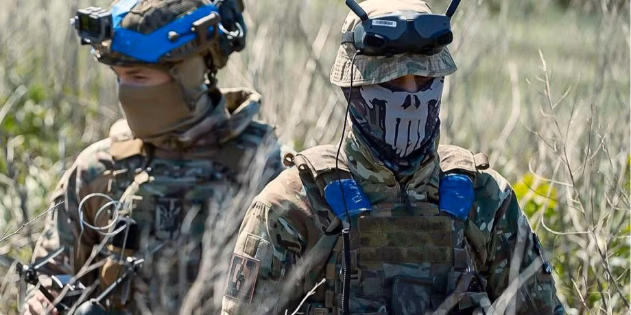 Mặc dù phía Ukraine phàn nàn rằng Quân đội Nga “không chơi bài theo thông lệ”; nhưng khi Quân đội Ukraine xâm chiếm khu vực Kursk vào ngày 6/8, binh lính Ukraine cũng mặc quân phục Nga, bất ngờ tấn công vào các doanh trại của lính Nga. Vì vậy, đây cũng chỉ là hành động “có đi có lại” giữa hai bên mà thôi. (Nguồn ảnh: Topwar, Rvvoenkory, Liveuamap, Forbes).