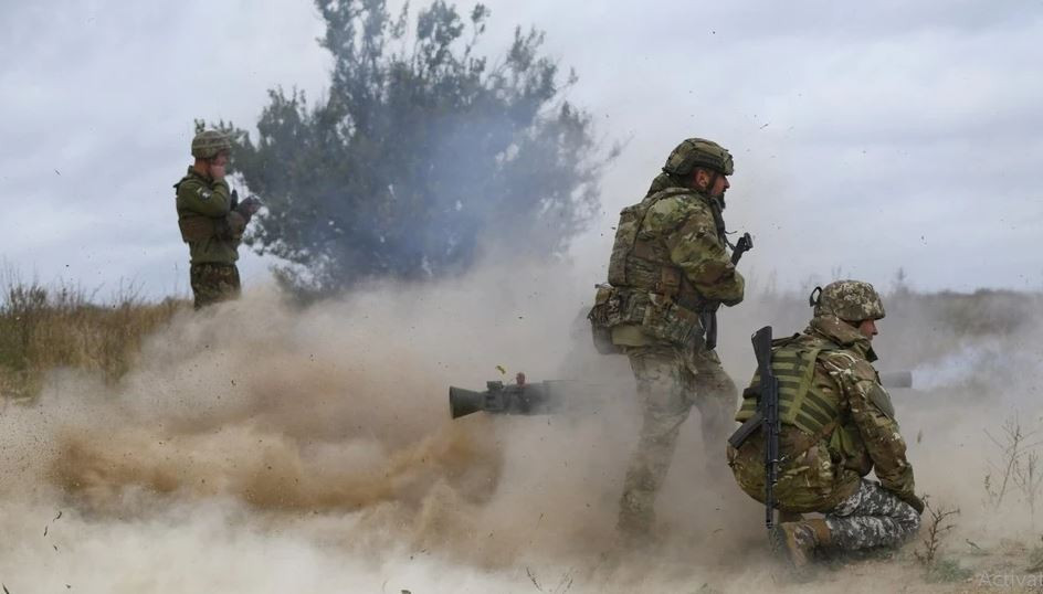 Theo Military Chronicle, Quân đội Ukraine đã tiêu diệt được đoàn xe bọc thép đầu tiên của Quân đội Nga. Lực lượng này gồm 2 xe mô tô, một xe chiến đấu bộ binh và một xe tăng đều bị Quân đội Ukraine tiêu diệt, tuy nhiên quân Nga có đơn vị tiếp ứng ngay phía sau.